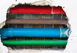 Instalação de tubulação de esgoto em condomínios