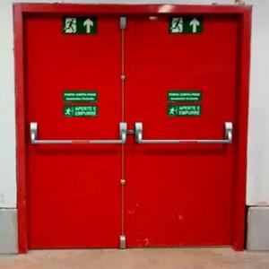 Porta com barra antipânico Porta com barra antipânico