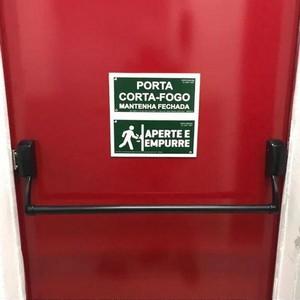 Porta corta fogo com barra antipânico